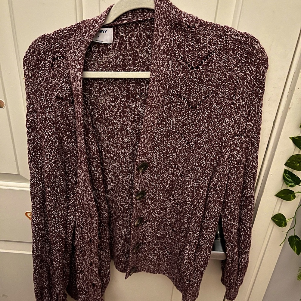Size XL but fits any size smaller. Very comfy lightly worn sweater.